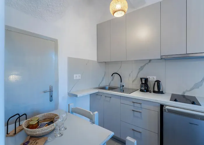 Lavender Minimal Apartman Alikí